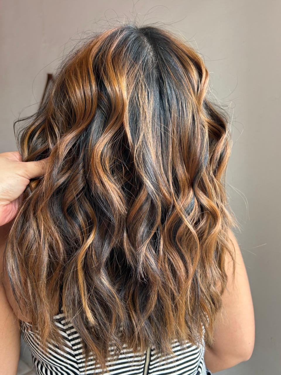 Cabelo feminino com técnica de iluminação e reflexos, trabalho profissional de Pâmela Garcia