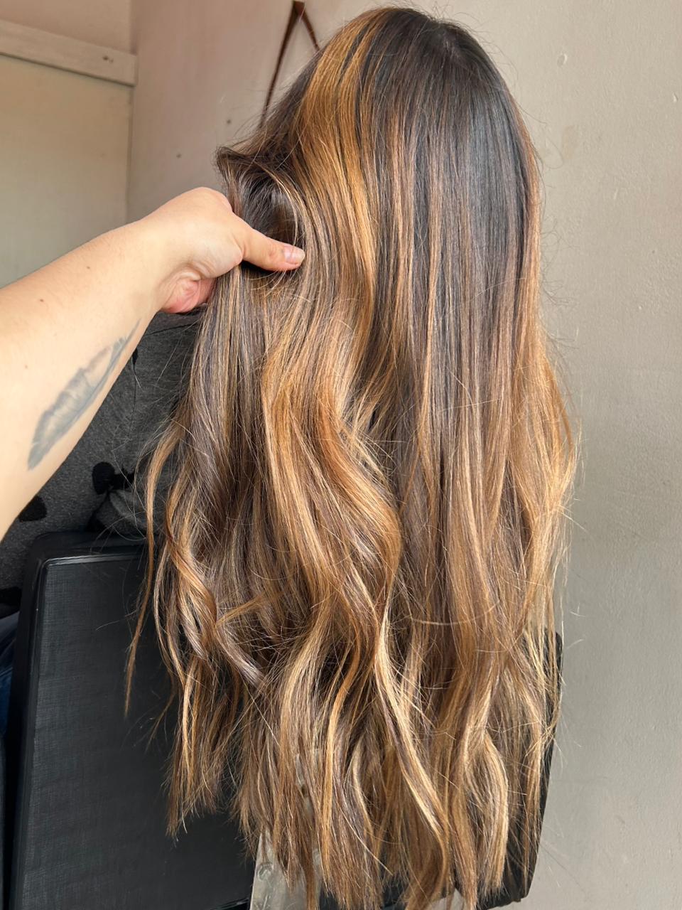 Cabelo feminino com técnica de iluminação e reflexos, trabalho profissional de Pâmela Garcia