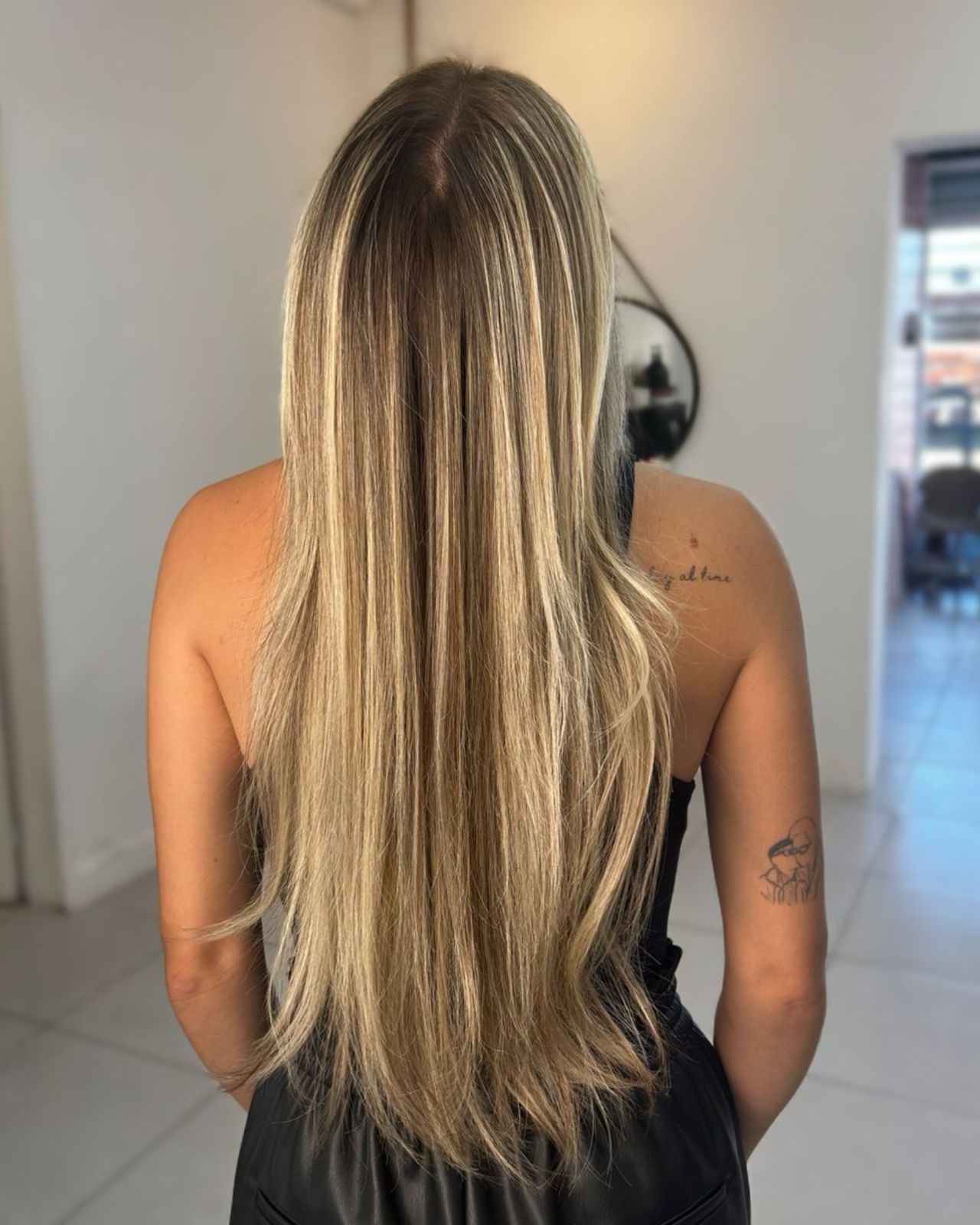 Transformação capilar com coloração vibrante em cabelo feminino, trabalho de Pâmela Garcia